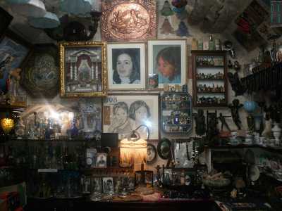In questi locali di Polignano Franco ha sistemato il suo tesoro, che mostra quotidianamente ai passanti incuriositi. Museo che anno dopo anno si � fatto sempre pi� grande, arricchito da pezzi unici e introvabili